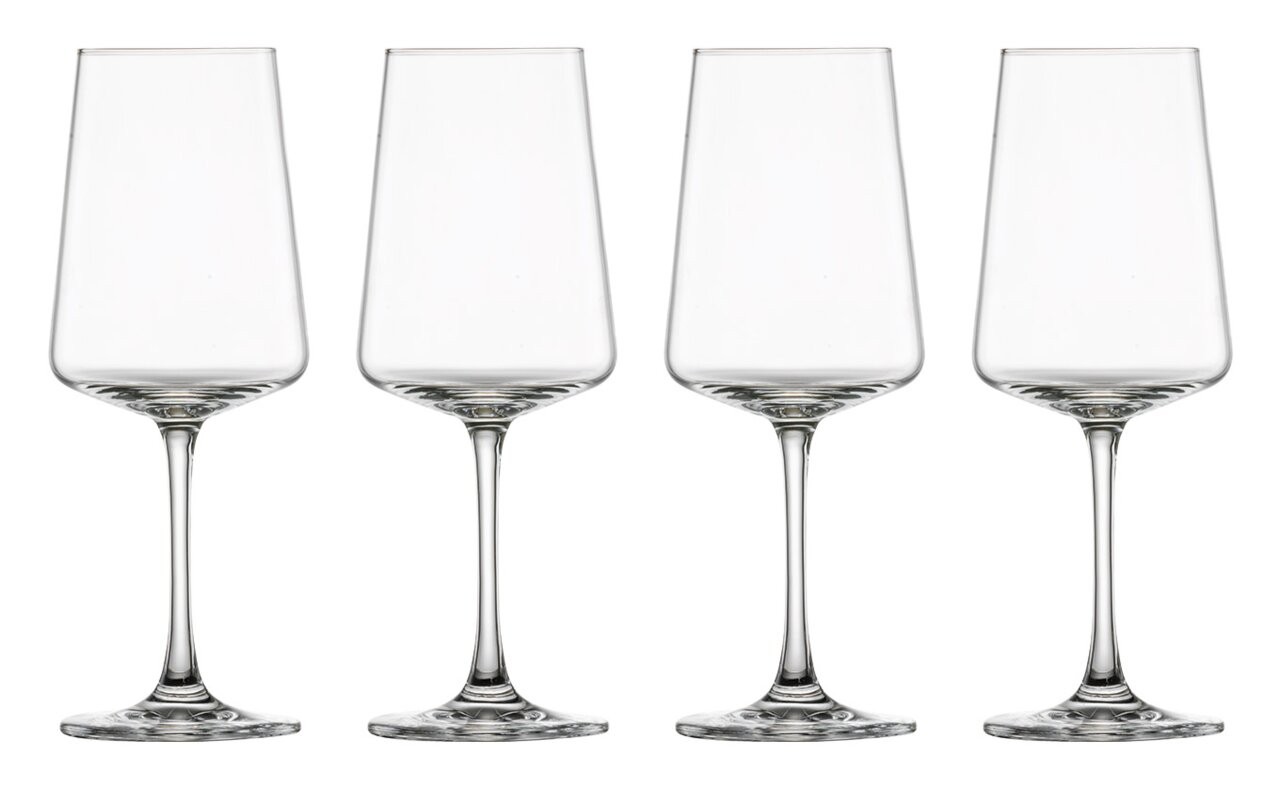 Vier elegante Weißweingläser in einer frontalen Ansicht.