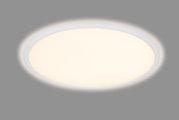 Ronde, platte led-plafondlamp met een wit frame en een warmwitte kap, in een licht schuin perspectief van onderaf tegen een grijze achtergrond