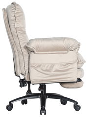 Beiger Chefsessel aus seitlicher Perspektive mit gepolstertem Sitz und Rückenlehne, auf Rollen.