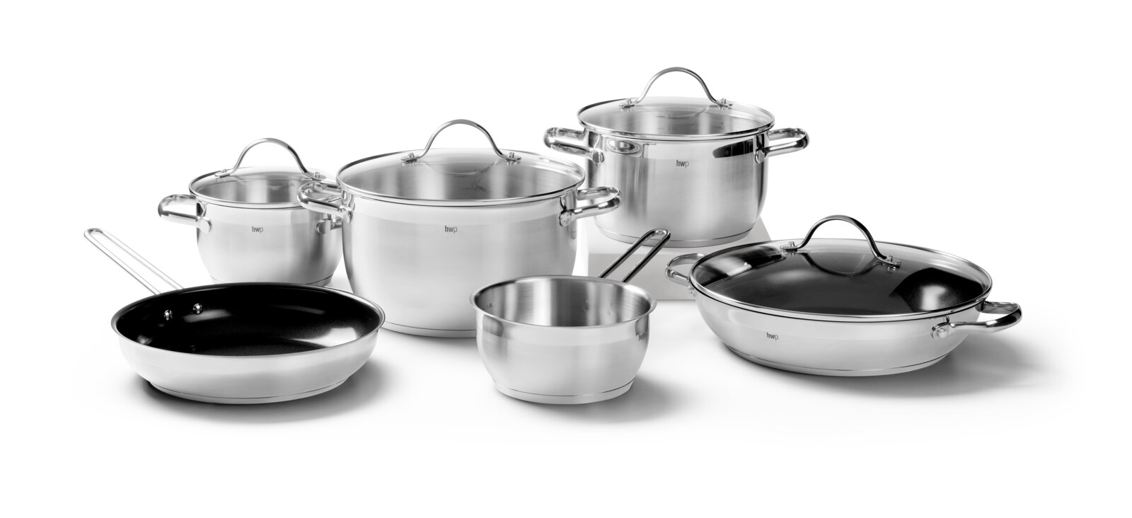 Roestvrijstalen pannenset met potten, deksels, koekenpan, steelpan en kom, in schuin vooraanzicht op een lichte achtergrond
