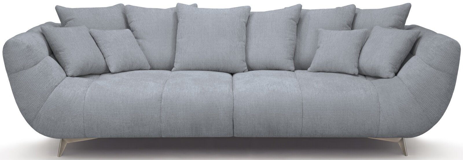Hellgraues 3-Sitzer-Sofa mit vielen Rückenkissen und leicht geschwungenen Armlehnen, frontale Ansicht.