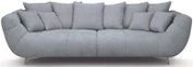 Hellgraues 3-Sitzer-Sofa mit vielen Rückenkissen und leicht geschwungenen Armlehnen, frontale Ansicht.