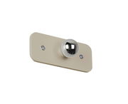 Frontale Ansicht einer Akku-Wandleuchte mit rechteckiger Basis und glänzendem Kugelkopf.