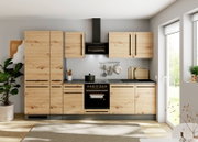 Moderne keukenopstelling met licht houten kastenfronten en zwarte grepen, zwarte afzuigkap en donker werkblad met oven en spoelbak, frontaal aanzicht op ooghoogte