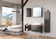 Moderner Waschtischunterschrank in einem stilvollen Badezimmer mit Bergblick, seitliche Perspektive