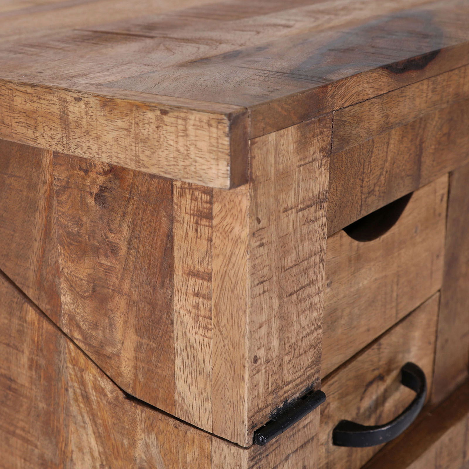Nahaufnahme eines hölzernen Sekretärs mit sichtbarer Schublade und Metallgriff, aus einer seitlichen Perspektive aufgenommen.