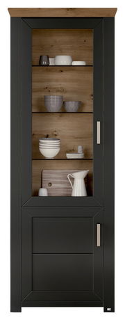 Vitrine in dunklem Holz mit Glastür, gefüllt mit Geschirr, aus frontaler Perspektive