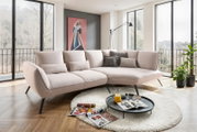 Moderne Longchairkombination in einem hellen Wohnzimmer mit großen Fenstern, aus der Perspektive von vorne links fotografiert.