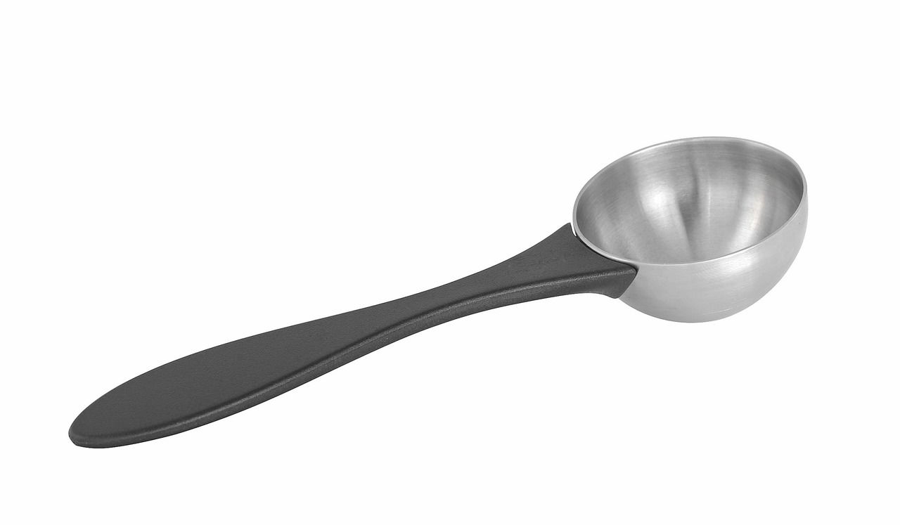 Kaffeemaß Misurino aus Edelstahl mit schwarzem Griff, seitliche Perspektive