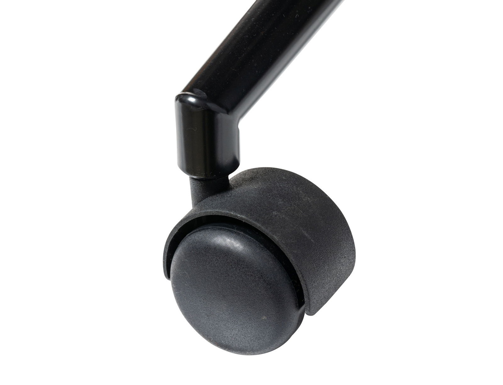 Nahaufnahme einer schwarzen Stuhlrolle eines Drehstuhls