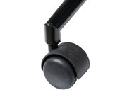 Nahaufnahme einer schwarzen Stuhlrolle eines Drehstuhls