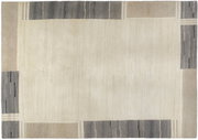 Wollteppich in rechteckiger Form mit einem minimalistischen Design in neutralen Tönen, aus der Vogelperspektive betrachtet.