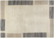 Wollteppich in rechteckiger Form mit einem minimalistischen Design in neutralen Tönen, aus der Vogelperspektive betrachtet.