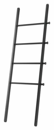 Een zwarte ladder met vier sporten, schuin vanaf de zijkant gefotografeerd.