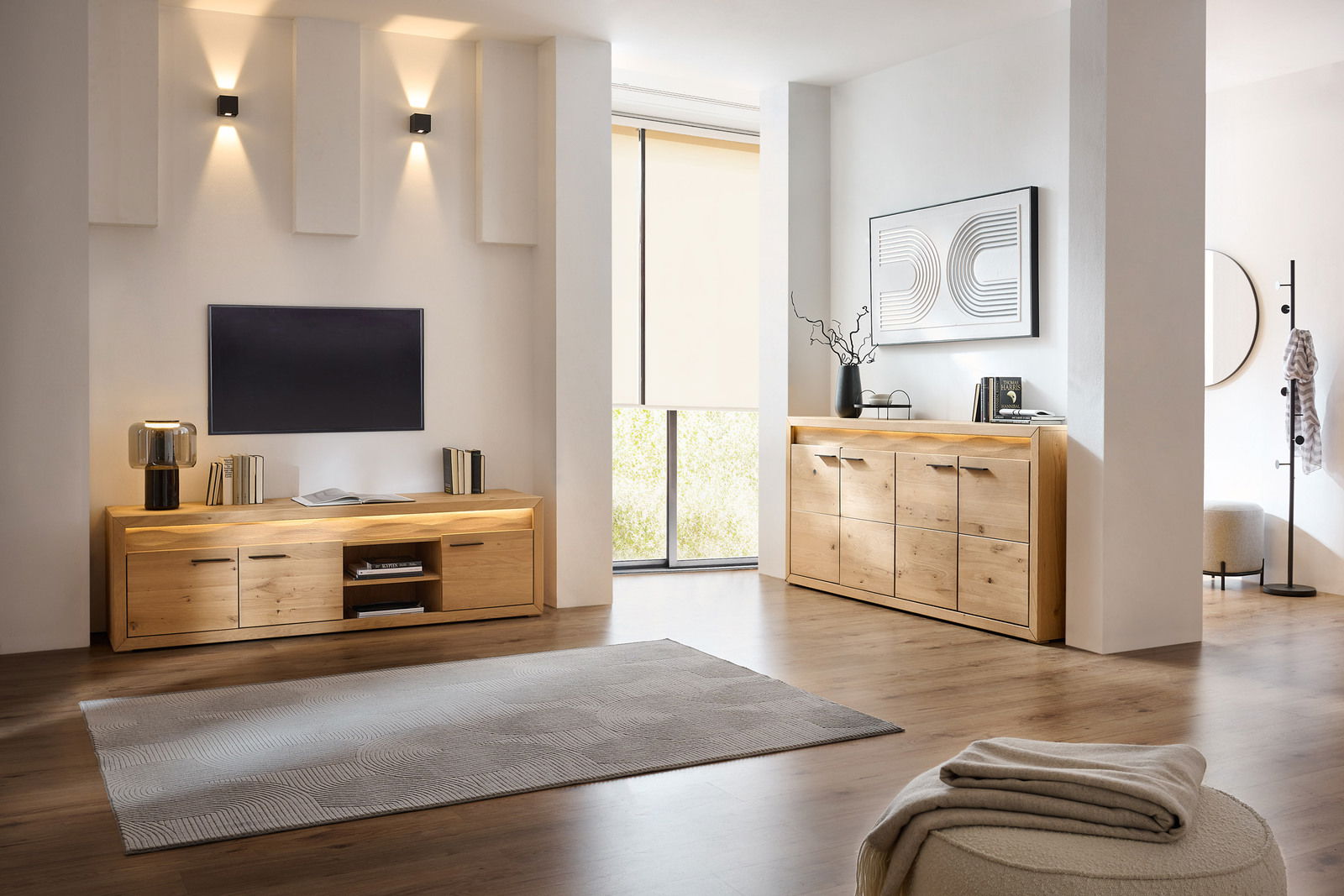 Wohnzimmer mit modernem TV-Lowboard und Sideboard aus Holz, seitliche Perspektive