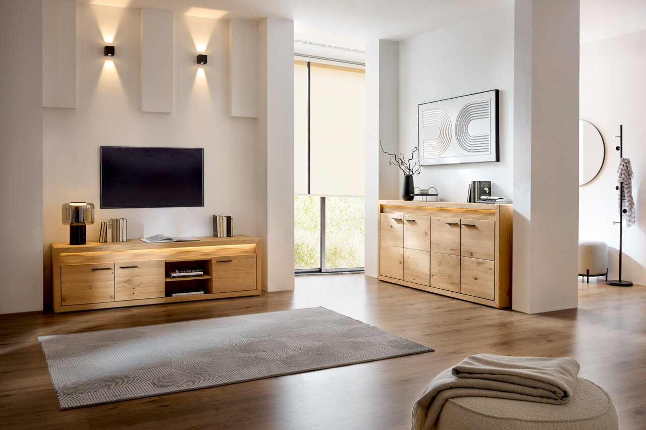 Linea Natura TV-Lowboard CLEVELAND Wohnzimmer mit modernem TV-Lowboard und Sideboard aus Holz, seitliche Perspektive