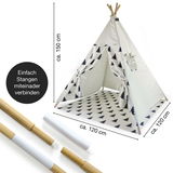 Tipi Zelt mit Baum-Muster, ca. 150 cm hoch und 120 cm breit, aus der Perspektive leicht von vorne gezeigt. Einfach zu verbindende Stangen.