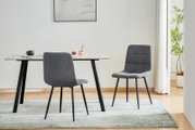 Modernes Esszimmer-Set mit weißem Tisch und zwei grauen Polsterstühlen auf Teppich, frontale Perspektive im hellen Raum