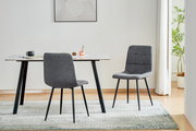 Modernes Esszimmer-Set mit weißem Tisch und zwei grauen Polsterstühlen auf Teppich, frontale Perspektive im hellen Raum