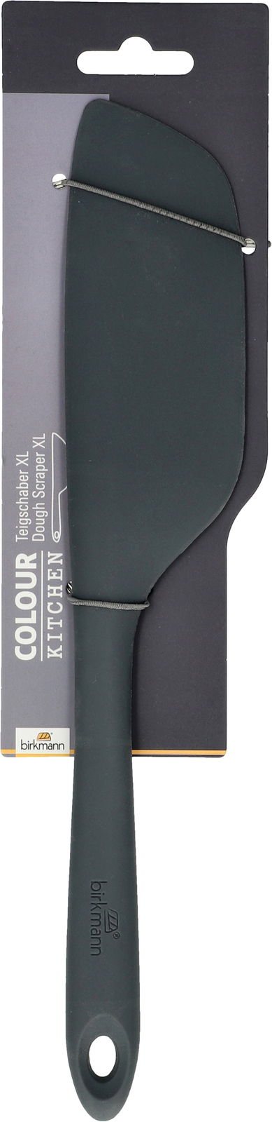 Grauer Teigschaber XL von vorne, auf einer Verpackung befestigt, mit ergonomischem Griff und Loch zum Aufhängen.