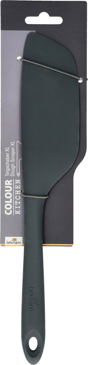 Grauer Teigschaber XL von vorne, auf einer Verpackung befestigt, mit ergonomischem Griff und Loch zum Aufhängen.