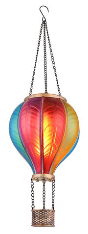 Bunte Solarleuchte in Form eines Heißluftballons, hängend an Ketten, seitliche Perspektive