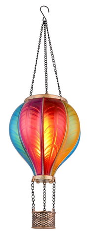 Bunte Solarleuchte in Form eines Heißluftballons, hängend an Ketten, seitliche Perspektive