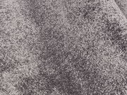 Nahaufnahme eines grauen Uni-Teppichs mit weicher Textur.