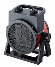 Keramik Heizlüfter in schräger Perspektive mit schwarzem Gehäuse und rotem Zylinder, zwei Drehknöpfen oben und einem stabilen Standfuß.