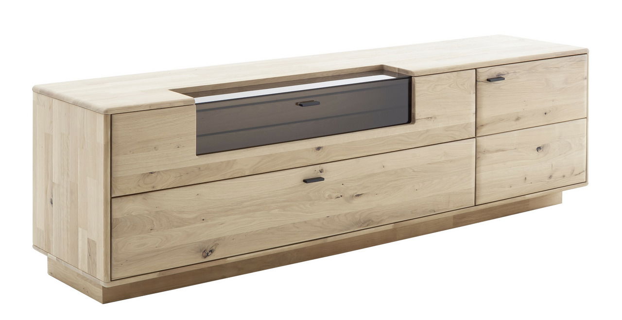 Perspektivische Ansicht eines modernen Lowboards aus hellem Holz mit mehreren Schubladen und einem dunklen Glaseinsatz in der Mitte.