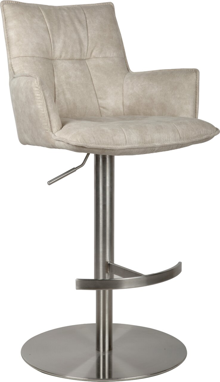 Beiger, gepolsterter Barhocker mit Armlehnen, Steppnähten und Edelstahlgestell mit Fußstütze, freigestellt auf Weiß, in leichter Seitenansicht von vorn