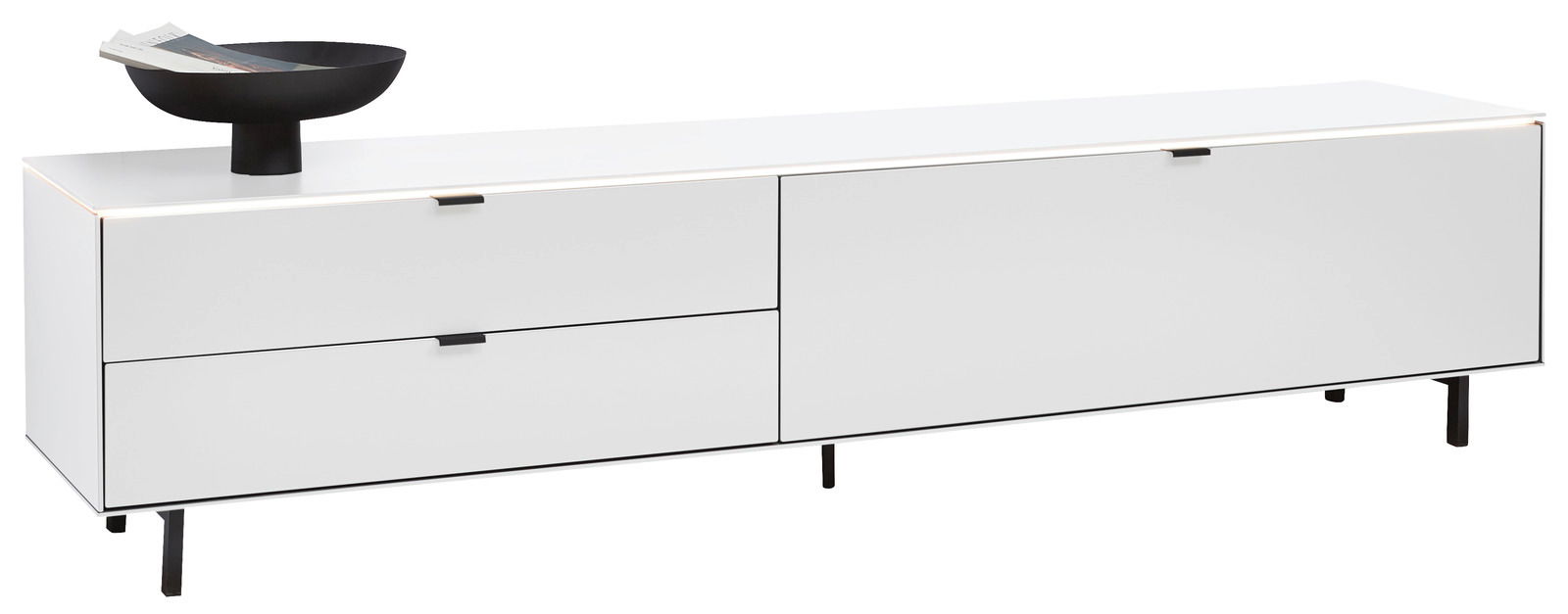 Weißes TV-Lowboard mit zwei Schubladen und einer Tür, seitliche Perspektive, dekoriert mit einer schwarzen Schale.