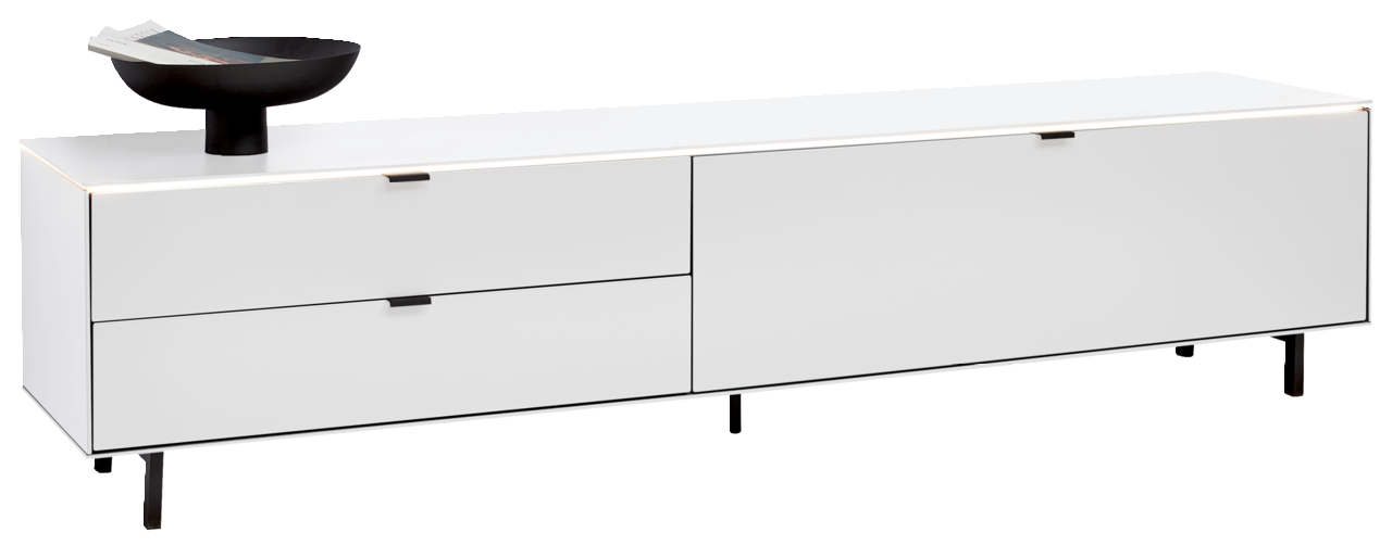 Weißes TV-Lowboard mit zwei Schubladen und einer Tür, seitliche Perspektive, dekoriert mit einer schwarzen Schale.