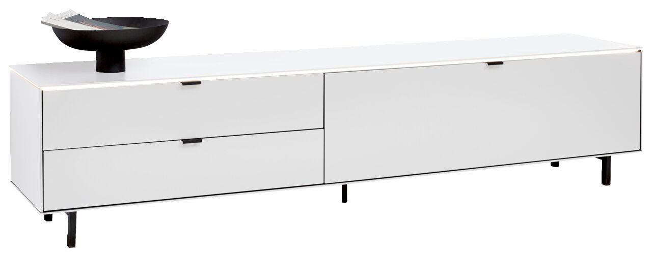 Weißes TV-Lowboard mit zwei Schubladen und einer Tür, seitliche Perspektive, dekoriert mit einer schwarzen Schale.