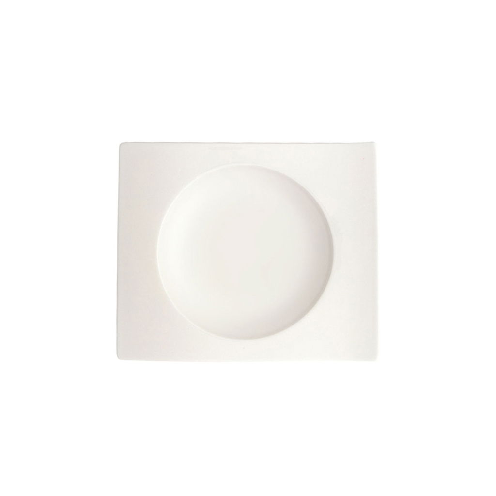 Vogelperspektive auf einen weißen, quadratischen Suppenunterteller mit rundem Innenbereich, 15 cm Durchmesser.