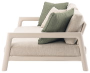 Seitenansicht eines 3-Sitzer Loungesofas mit beigen Polstern und grünen Kissen.