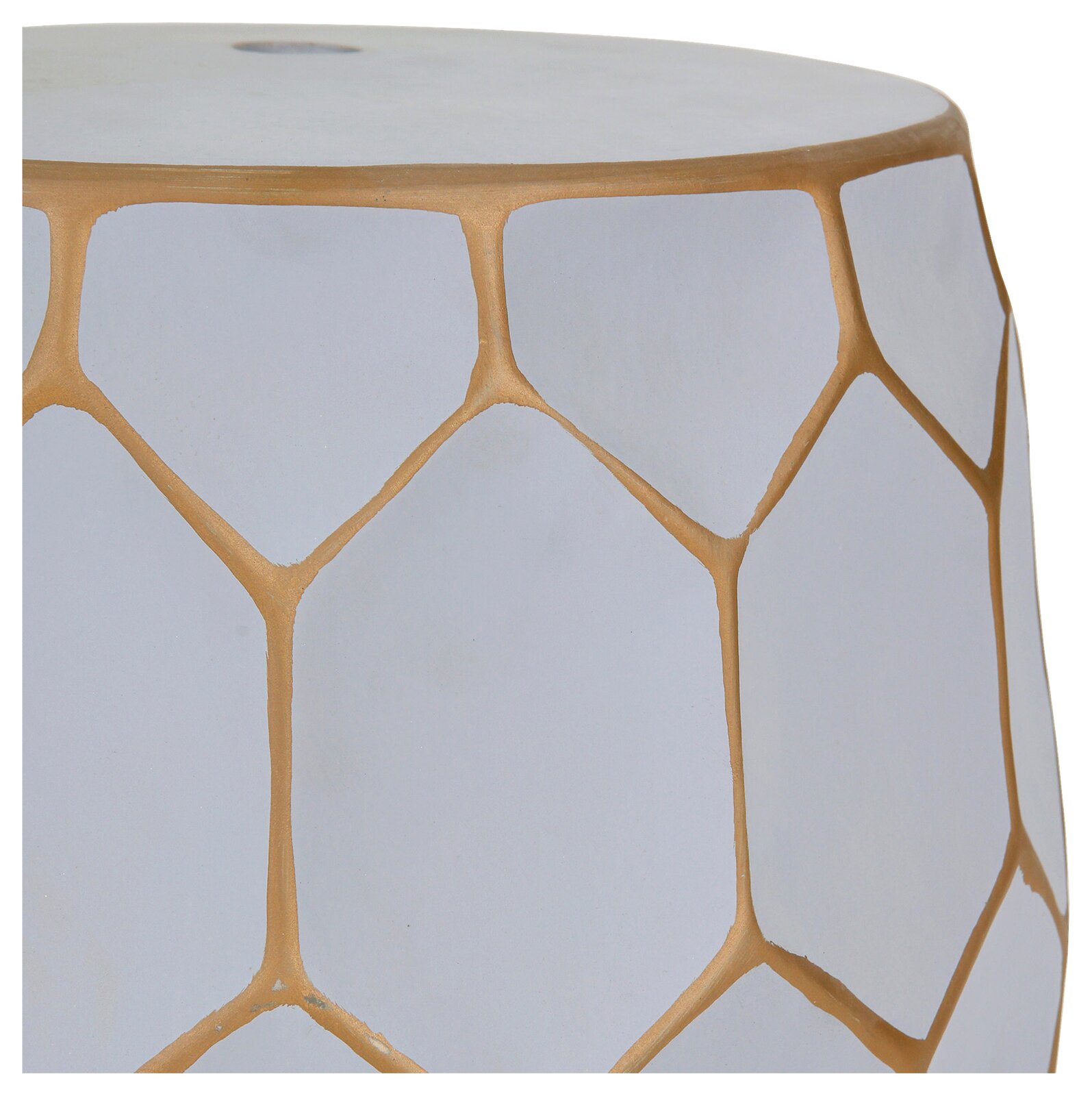 Detailfoto van een wit keramisch vat met een goudkleurig, geometrisch honingraatpatroon; perspectief: close-up van opzij, van bovenaf gezien