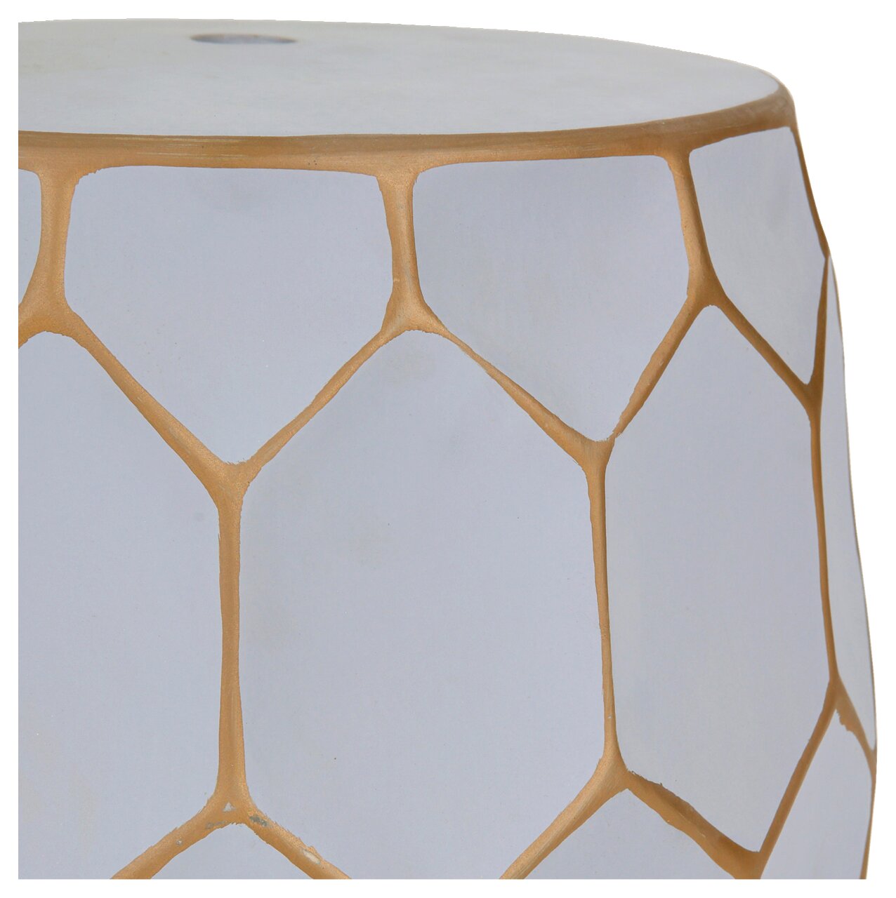 Detailfoto van een wit keramisch vat met een goudkleurig, geometrisch honingraatpatroon; perspectief: close-up van opzij, van bovenaf gezien