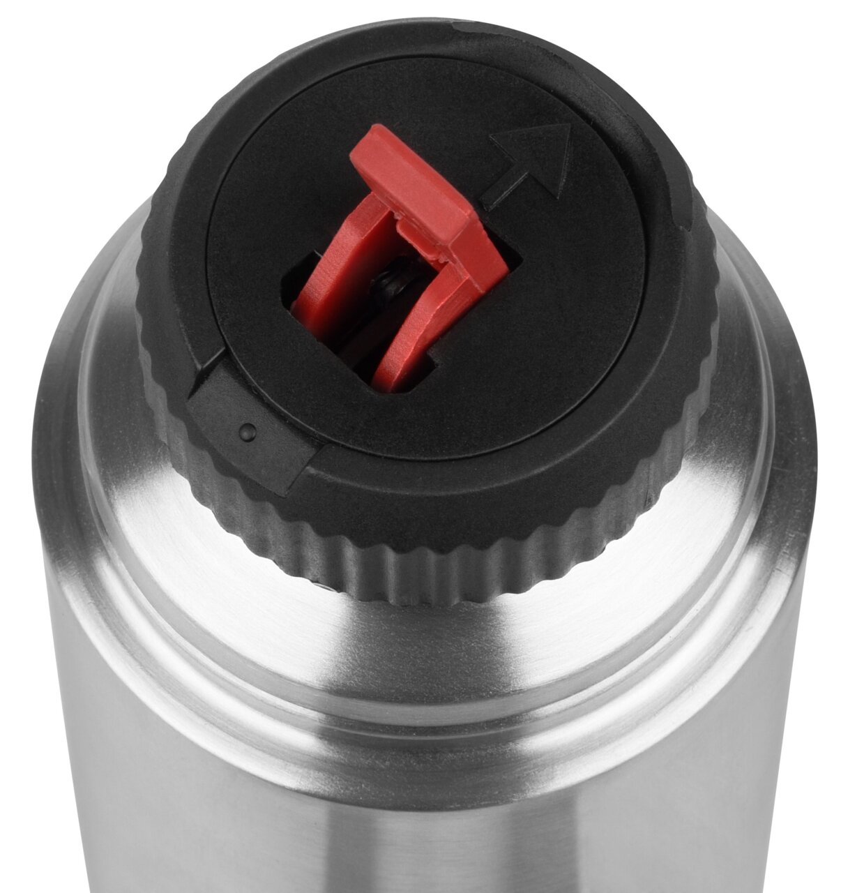 Close-up van het deksel van een roestvrijstalen thermosfles met een rode sluiting, gezien van bovenaf.