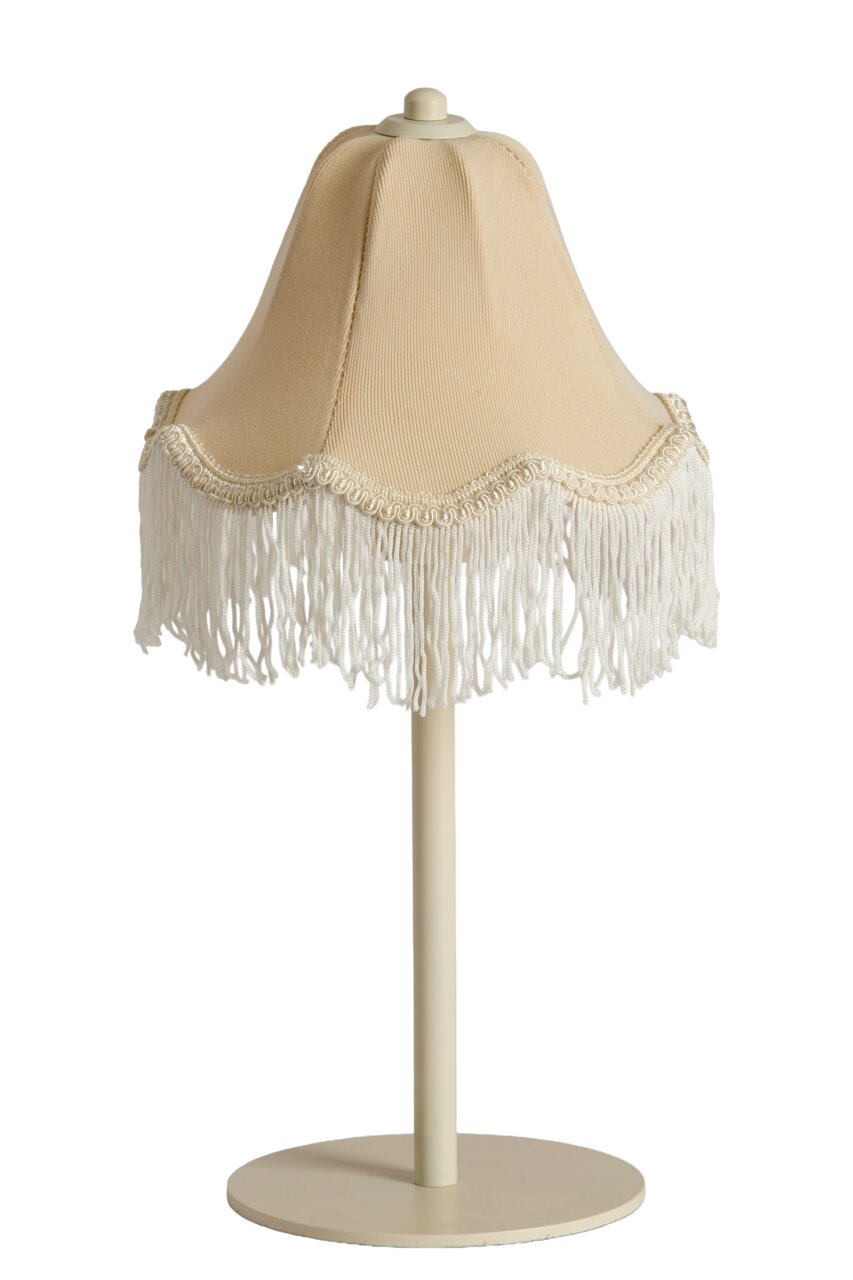 Klassieke tafellamp met een beige stoffen kap en decoratieve franjes, zijaanzicht
