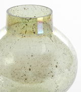 Nahaufnahme einer Vase aus Glas mit blasenartiger Struktur und leichtem Schimmer, Perspektive von schräg oben.