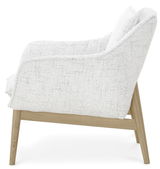 Seitenansicht eines Sessels mit weißem Stoffbezug und Holzgestell