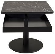 Moderner Couchtisch mit quadratischer, dunkler Marmorplatte und schwarzem, runden Sockel, frontal betrachtet.