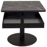 Moderner Couchtisch mit quadratischer, dunkler Marmorplatte und schwarzem, runden Sockel, frontal betrachtet.