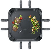 Draufsicht auf eine rauchfreie Raclette-Grillplatte mit Gemüse und Fleisch.