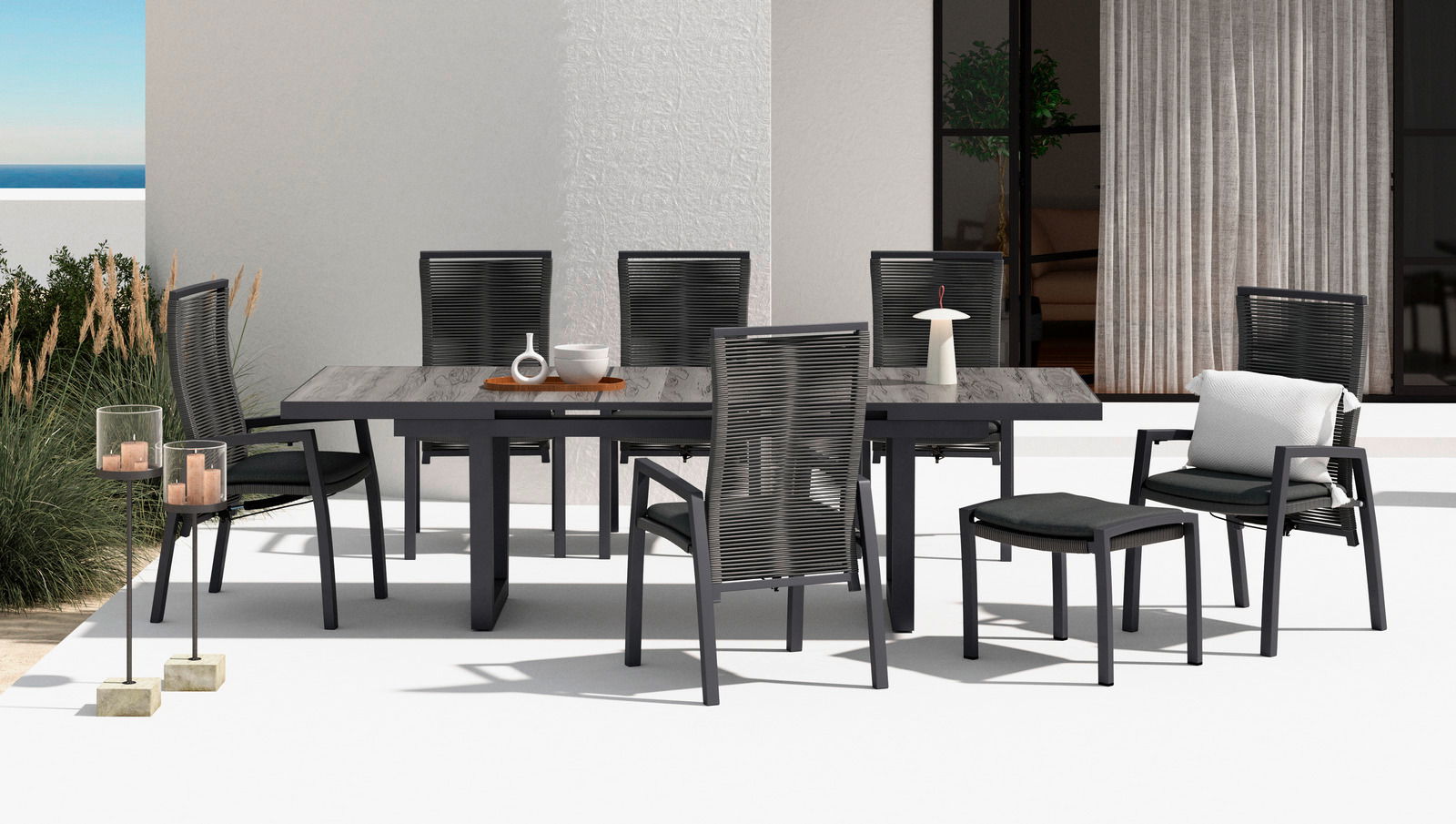 Moderner Gartensessel und Hocker in einer stilvollen Außenumgebung, seitliche Perspektive.