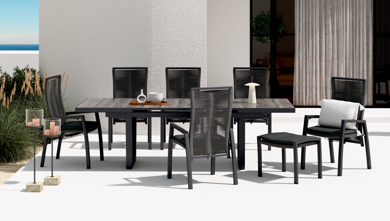 Moderner Gartensessel und Hocker in einer stilvollen Außenumgebung, seitliche Perspektive.