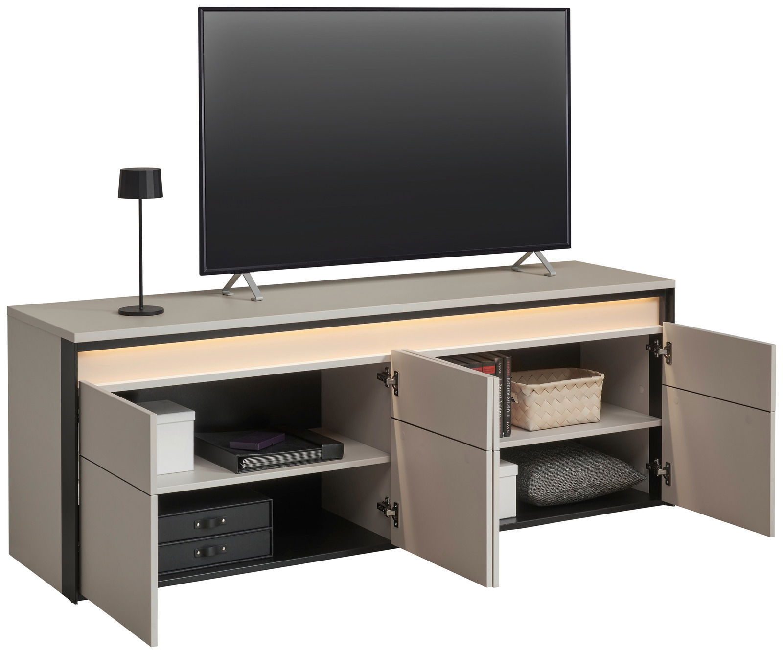 TV-Lowboard mit geöffneten Türen, zeigt Innenfächer mit Büchern, Körben und Dekorationen, seitliche Perspektive