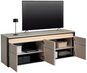 Tv-lowboard met open deuren, met daarin vakken met boeken, manden en decoraties, zijaanzicht