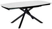 Moderne eettafel met een tafelblad in witte marmerlook en een zwart, gekruist metalen onderstel, gezien vanaf de zijkant